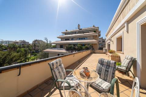 Exclusivo Apartamento T5 no Real Forte com Vista Panorâmica sobre o Rio Tejo
