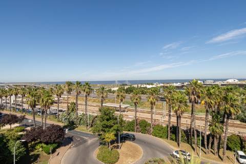 Exclusivo Apartamento T5 no Real Forte com Vista Panorâmica sobre o Rio Tejo