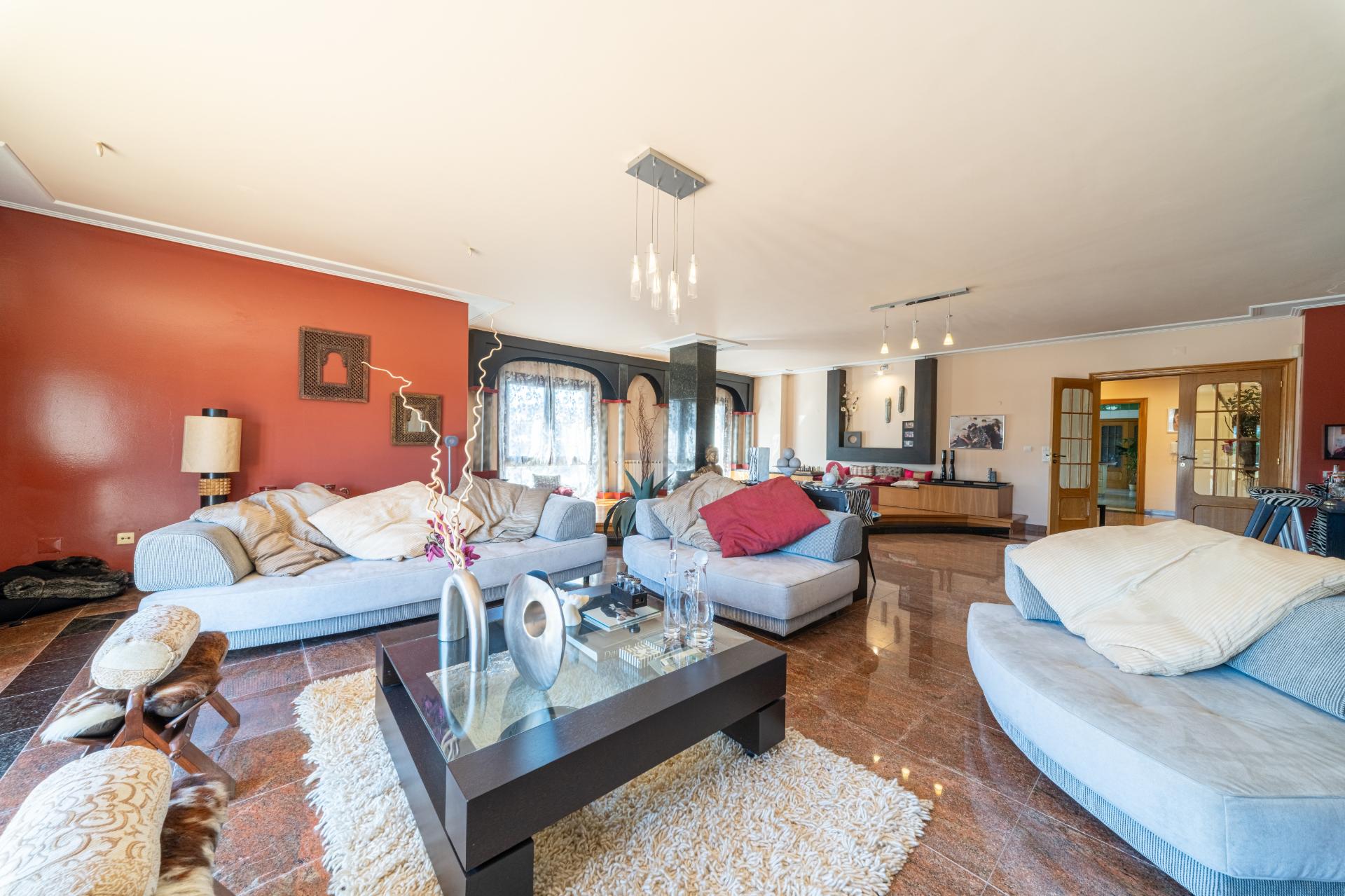 Exclusivo Apartamento T5 no Real Forte com Vista Panorâmica sobre o Rio Tejo