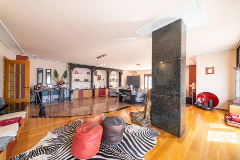 Exclusivo Apartamento T5 no Real Forte com Vista Panorâmica sobre o Rio Tejo