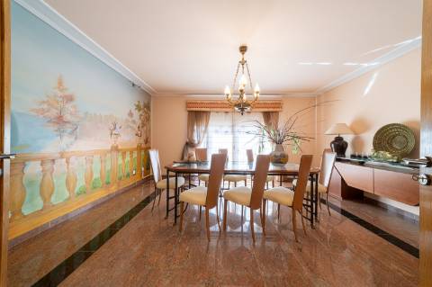 Exclusivo Apartamento T5 no Real Forte com Vista Panorâmica sobre o Rio Tejo