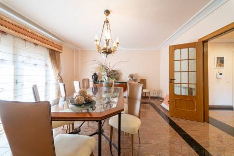 Exclusivo Apartamento T5 no Real Forte com Vista Panorâmica sobre o Rio Tejo