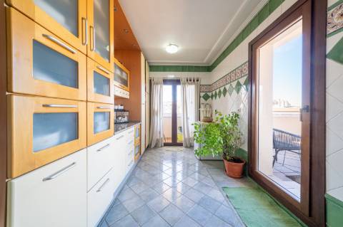 Exclusivo Apartamento T5 no Real Forte com Vista Panorâmica sobre o Rio Tejo