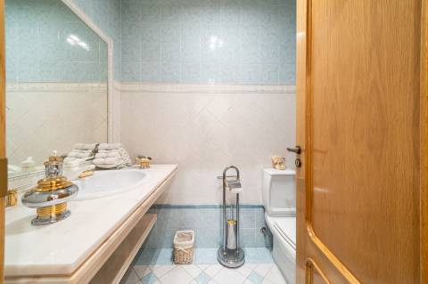 Exclusivo Apartamento T5 no Real Forte com Vista Panorâmica sobre o Rio Tejo