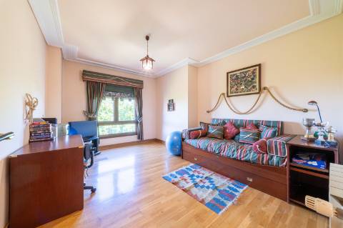 Exclusivo Apartamento T5 no Real Forte com Vista Panorâmica sobre o Rio Tejo