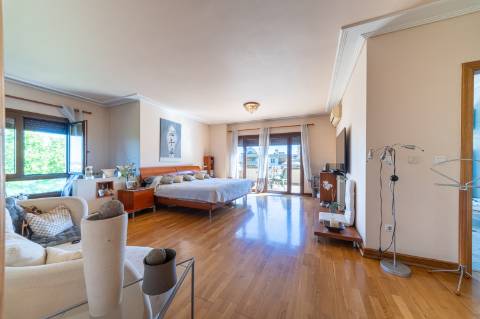 Exclusivo Apartamento T5 no Real Forte com Vista Panorâmica sobre o Rio Tejo