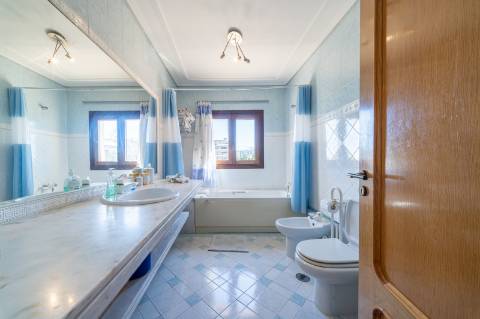 Exclusivo Apartamento T5 no Real Forte com Vista Panorâmica sobre o Rio Tejo
