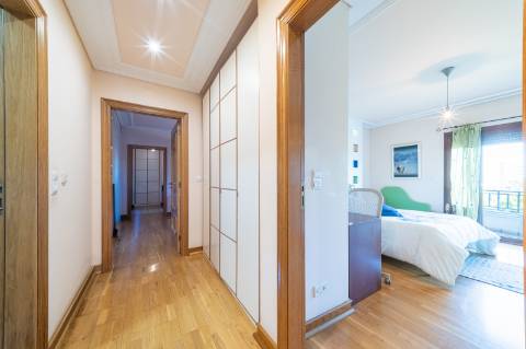Exclusivo Apartamento T5 no Real Forte com Vista Panorâmica sobre o Rio Tejo