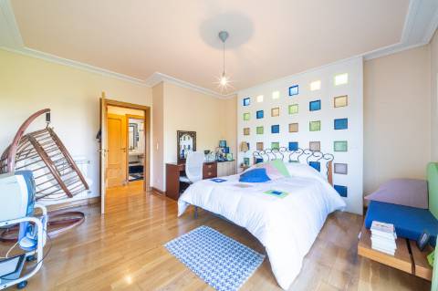 Exclusivo Apartamento T5 no Real Forte com Vista Panorâmica sobre o Rio Tejo