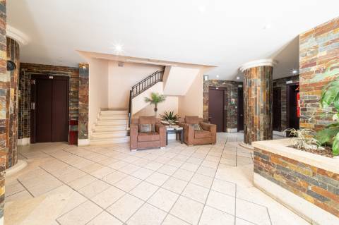 Exclusivo Apartamento T5 no Real Forte com Vista Panorâmica sobre o Rio Tejo