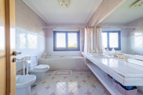 Exclusivo Apartamento T5 no Real Forte com Vista Panorâmica sobre o Rio Tejo