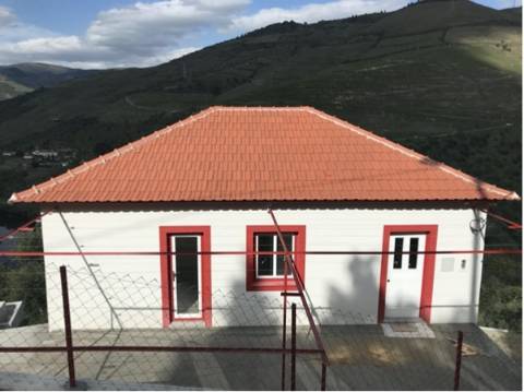 Moradia Encantadora a Minutos da Foz do Rio Távora: Vistas Fantásticas e Potencial de Ampliação