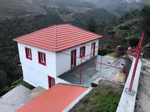 Moradia Encantadora a Minutos da Foz do Rio Távora: Vistas Fantásticas e Potencial de Ampliação