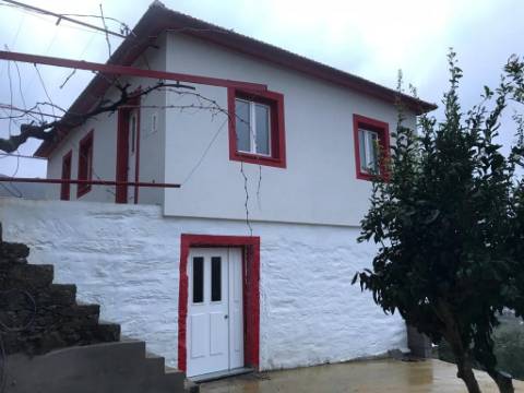 Moradia Encantadora a Minutos da Foz do Rio Távora: Vistas Fantásticas e Potencial de Ampliação