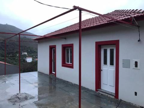 Moradia Encantadora a Minutos da Foz do Rio Távora: Vistas Fantásticas e Potencial de Ampliação