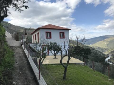 Moradia Encantadora a Minutos da Foz do Rio Távora: Vistas Fantásticas e Potencial de Ampliação