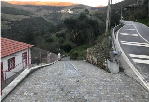 Moradia Encantadora a Minutos da Foz do Rio Távora: Vistas Fantásticas e Potencial de Ampliação