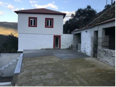 Moradia Encantadora a Minutos da Foz do Rio Távora: Vistas Fantásticas e Potencial de Ampliação