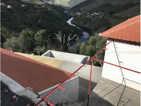 Moradia Encantadora a Minutos da Foz do Rio Távora: Vistas Fantásticas e Potencial de Ampliação