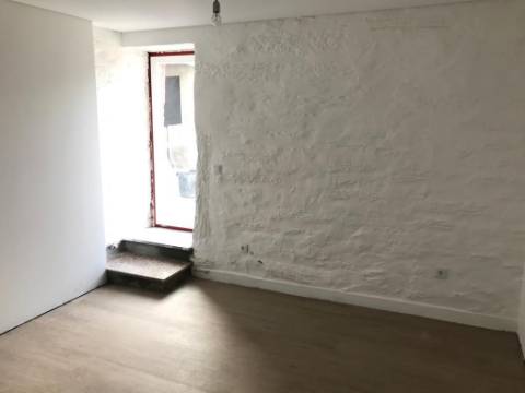 Moradia Encantadora a Minutos da Foz do Rio Távora: Vistas Fantásticas e Potencial de Ampliação