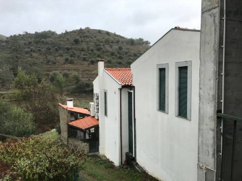 Propriedade Excepcional no Douro Vinhateiro: Vinha de Excelência e Infraestrutura Completa