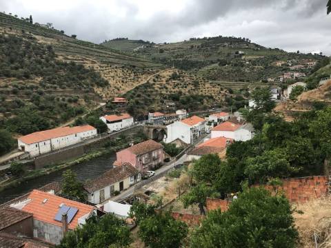 Oportunidade Única no Coração do Douro Vinhateiro: Imóvel Versátil no Centro do Pinhão