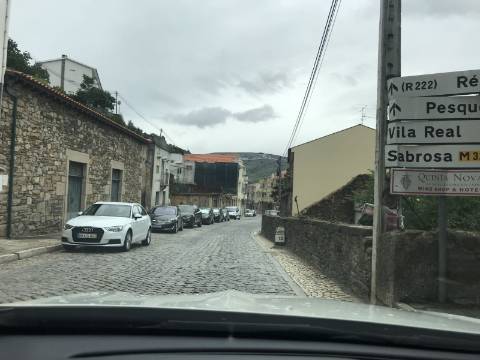 Oportunidade Única no Coração do Douro Vinhateiro: Imóvel Versátil no Centro do Pinhão