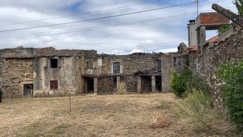 Casa Secular para Restauro em Aldeia Vinhateira: Oportunidade Única para Alojamento Local