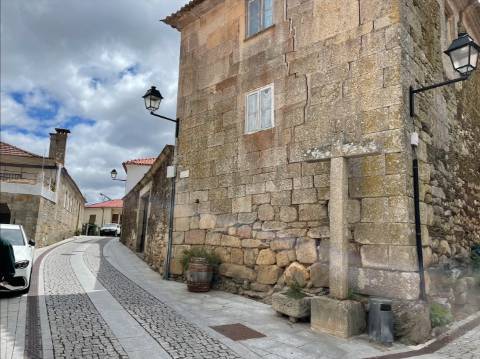 Casa Secular para Restauro em Aldeia Vinhateira: Oportunidade Única para Alojamento Local