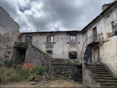 Casa Secular para Restauro em Aldeia Vinhateira: Oportunidade Única para Alojamento Local