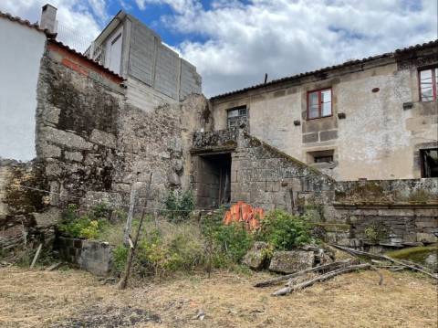 Casa Secular para Restauro em Aldeia Vinhateira: Oportunidade Única para Alojamento Local