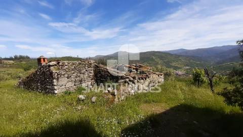 Moradia em ruína para reconstruir na Quinta da...