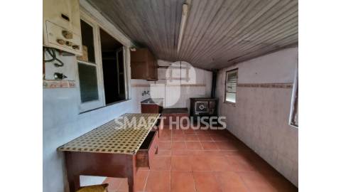 Moradia T3 na Lomba (Arganil). O edifício é de...