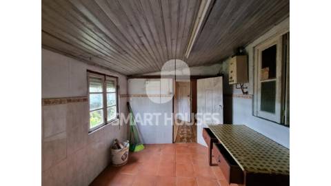 Moradia T3 na Lomba (Arganil). O edifício é de...