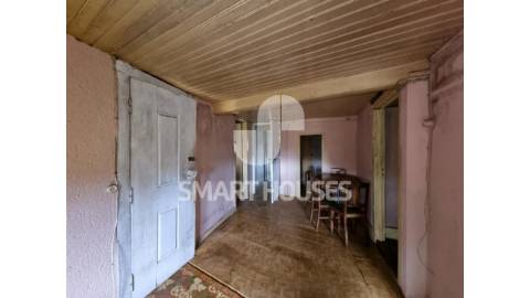 Moradia T3 na Lomba (Arganil). O edifício é de...