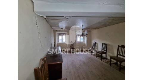 Moradia T3 na Lomba (Arganil). O edifício é de...