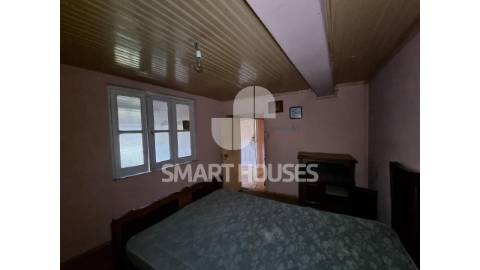 Moradia T3 na Lomba (Arganil). O edifício é de...