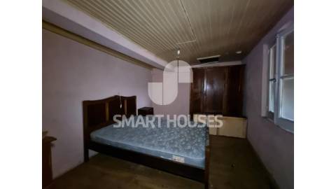 Moradia T3 na Lomba (Arganil). O edifício é de...