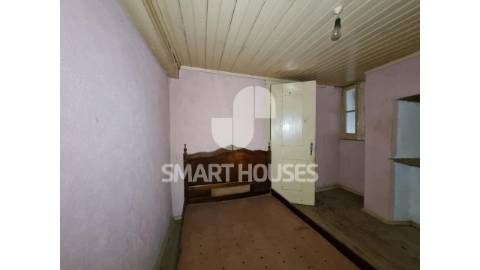 Moradia T3 na Lomba (Arganil). O edifício é de...