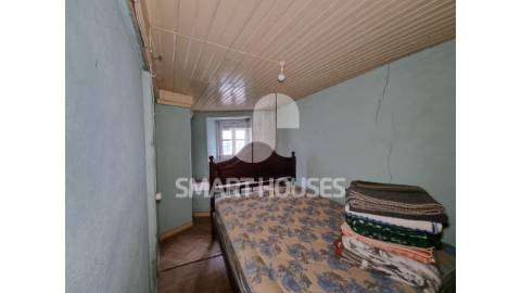 Moradia T3 na Lomba (Arganil). O edifício é de...