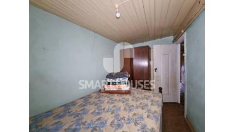 Moradia T3 na Lomba (Arganil). O edifício é de...