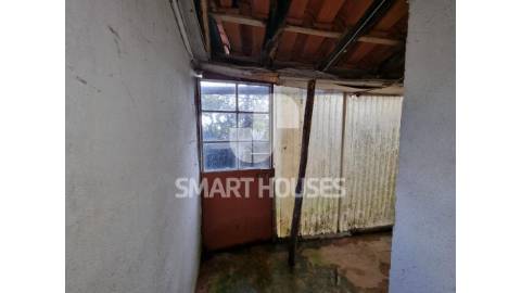 Moradia T3 na Lomba (Arganil). O edifício é de...