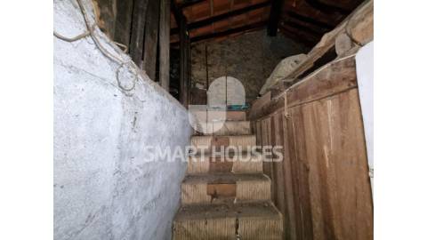 Moradia T3 na Lomba (Arganil). O edifício é de...