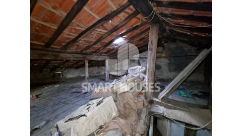 Moradia T3 na Lomba (Arganil). O edifício é de...