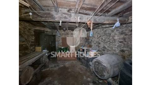 Moradia T3 na Lomba (Arganil). O edifício é de...