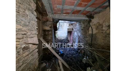 Moradia T3 na Lomba (Arganil). O edifício é de...