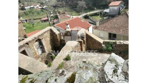 Moradia T2 em ruínas para reconstruir, com 120m2...