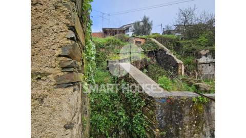 Moradia T2 em ruínas para reconstruir, com 120m2...