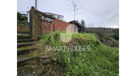 Moradia T2 em ruínas para reconstruir, com 120m2...