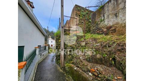 Moradia T2 em ruínas para reconstruir, com 120m2...